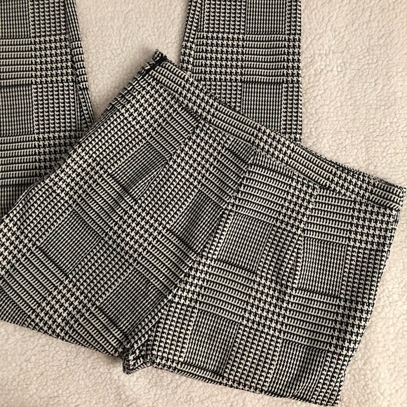 NOT FOR SALE RIGHT NOW! 
Black & White Patterned Skinny Pants. F21 Sz Lg - Picture 5 of 8